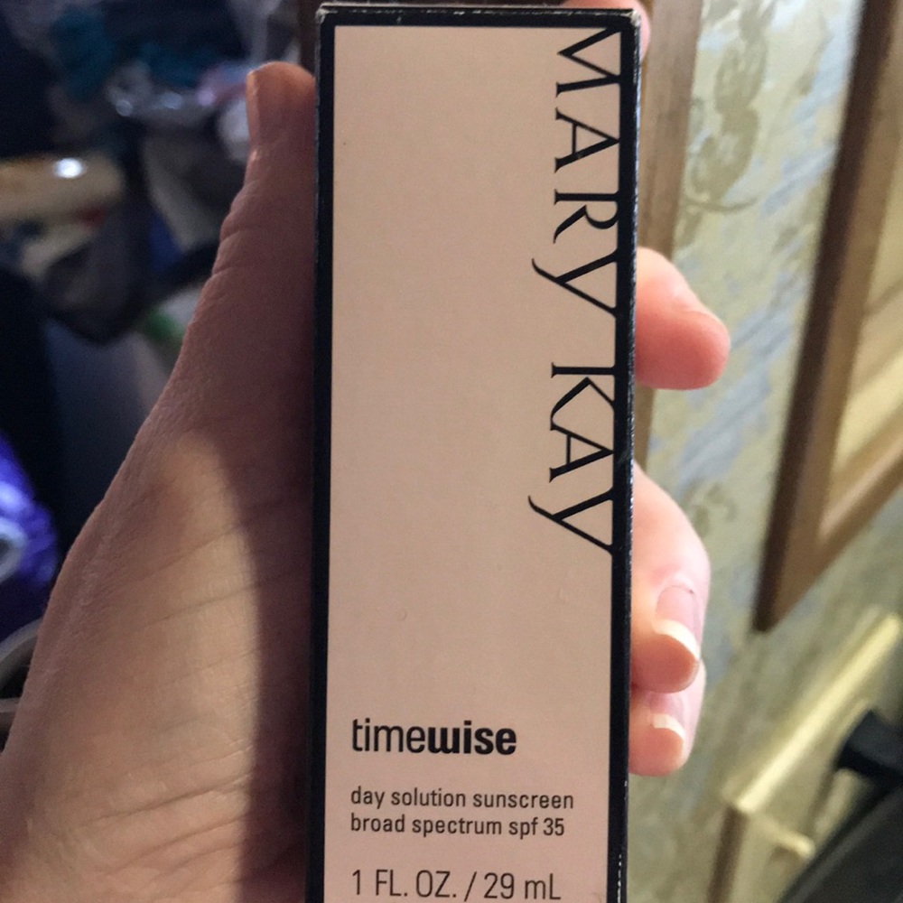 Mary kay day solution sunscreen